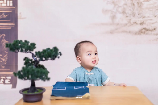 莘县怀孕肚子中间凹两边凸